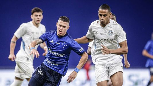Jogadores de Cruzeiro e Grêmio em jogo no Mineirão