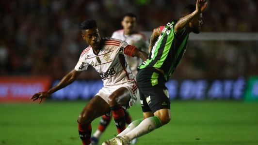 Jogadores de Flamengo e América durante confronto pela Série A