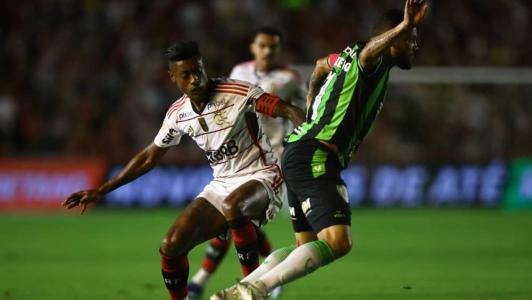 Jogadores de Flamengo e América durante confronto pela Série A