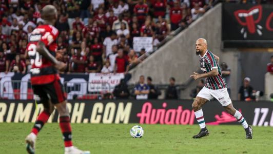 Jogadores de Flamengo e Fluminense em ação no Maracanã