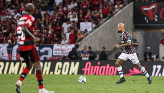 Jogadores de Flamengo e Fluminense em ação no Maracanã