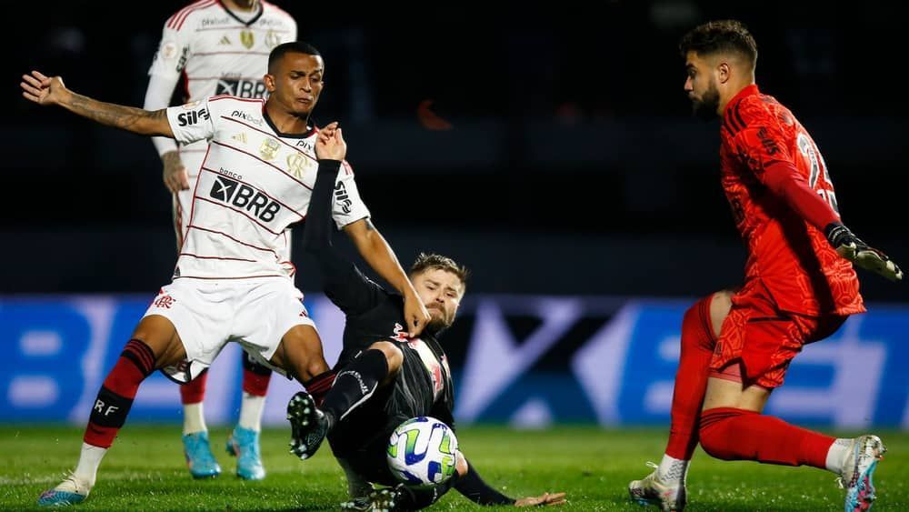 Flamengo e Bragantino se enfrentam em confronto direto pelo título do Brasileiro