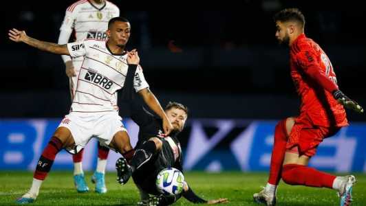 Jogadores de Flamengo e Bragantino durante a partida pelo primeiro turno do Brasileirão