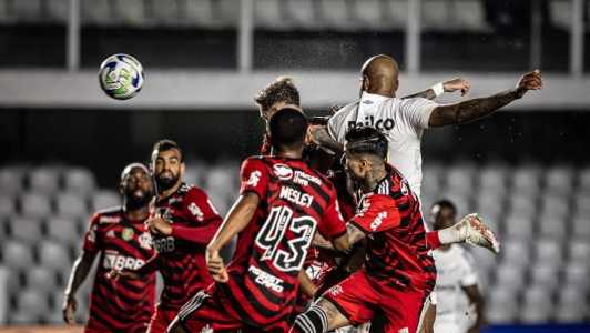 Jogadores de Flamengo e Santos em disputa de jogo pelo turno do Brasileirão