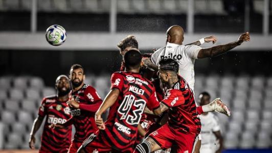 Jogadores de Flamengo e Santos em disputa de jogo pelo turno do Brasileirão