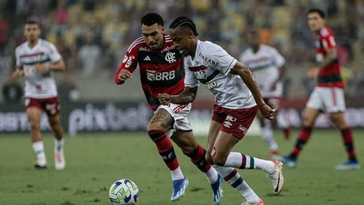 Jogadores de Flamengo e Fluminense em disputa em clássico no Maracanã