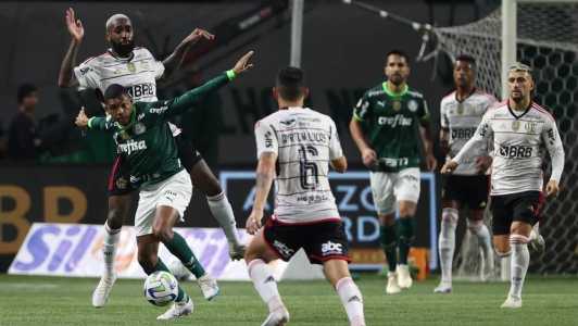 Jogadores de Flamengo e Palmeiras em duelo pelo primeiro turno do Brasileirão