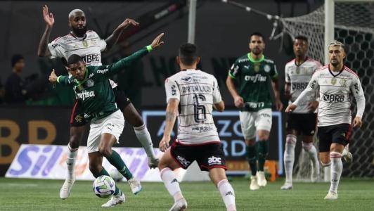 Jogadores de Flamengo e Palmeiras em duelo pelo primeiro turno do Brasileirão