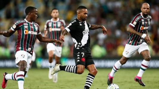 Jogadores de Fluminense e Vasco em ação no Maracanã