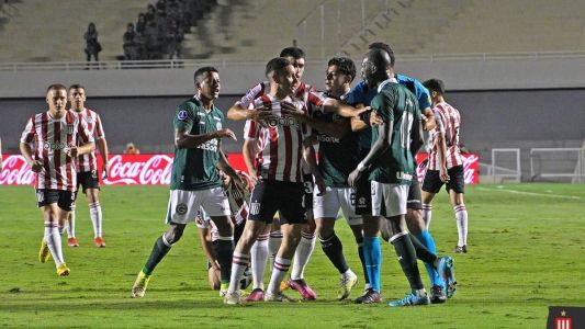 Jogadores de Goiás e Estudiantes em confusão na partida desta quarta-feira, no Serra Dourada