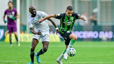 Jogadores de Goiás (esq) e América (dir) em confronto válido pelo Campeonato Brasileiro