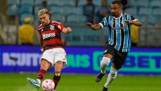 Jogadores de Grêmio e Flamengo em ação nesta quarta (25), em Porto Alegre, pelo Brasileirão