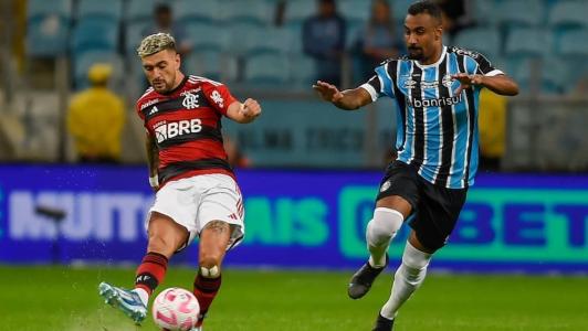 Jogadores de Grêmio e Flamengo em ação nesta quarta (25), em Porto Alegre, pelo Brasileirão