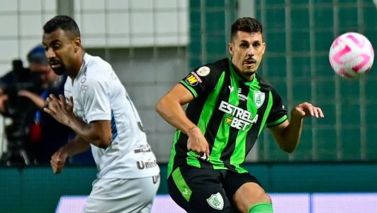 Jogadores de Grêmio (esq) e América (dir) em jogo nesse sábado (28)