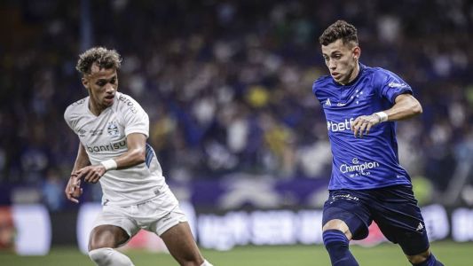 Jogadores de Grêmio e Cruzeiro em jogo da Copa do Brasil