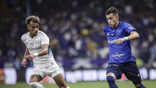 Jogadores de Grêmio e Cruzeiro em jogo da Copa do Brasil