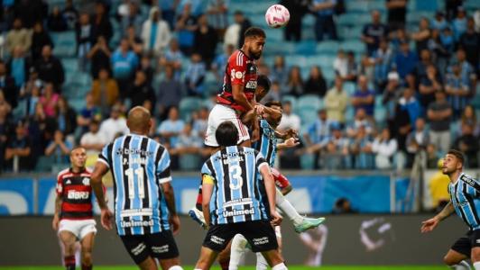 Jogadores de Grêmio e Flamengo em disputa em Porto Alegre, pelo Brasileirão