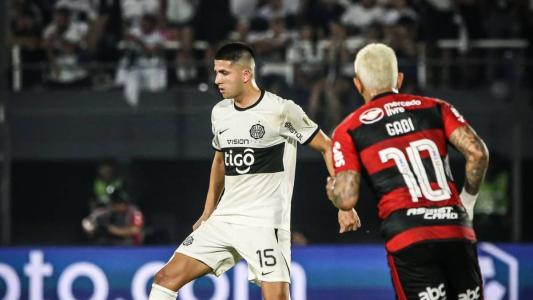 Jogadores de Olimpia e Flamengo durante a partida desta quinta (11), pela Libertadores