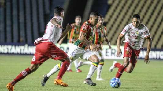 Jogadores de Sampaio Corrêa e Vila Nova em partida pela Série B