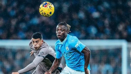 Jogadores de Tottenham (esq) e City (dir) em partida pelo Inglês