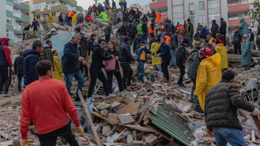 Jogadores de vôlei estavam em prédio que desabou na Turquia