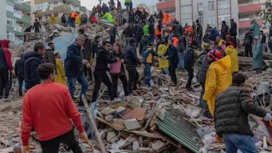Jogadores de vôlei estavam em prédio que desabou na Turquia