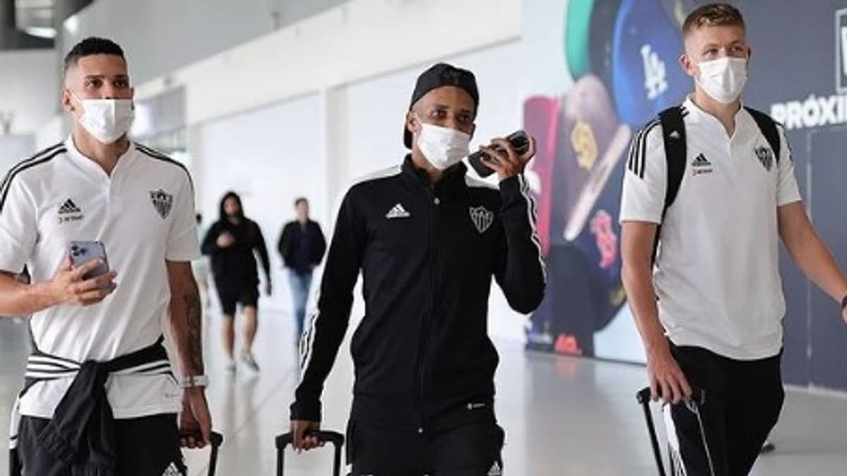 Vídeo: delegação do Atlético desembarca na Venezuela para estreia na Libertadores