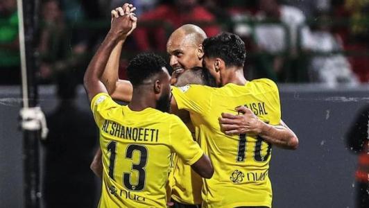 Jogadores do Al-Ittihad durante partida pelo Campeonato Saudita