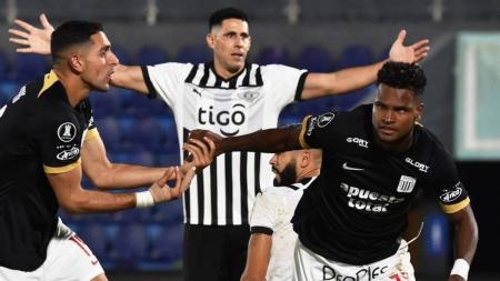 Jogadores do Alianza Lima comemorando um dos gols da vitória