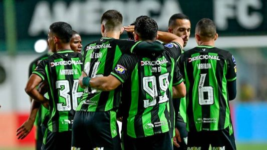 Jogadores do América durante partida contra o Defensa y Justicia