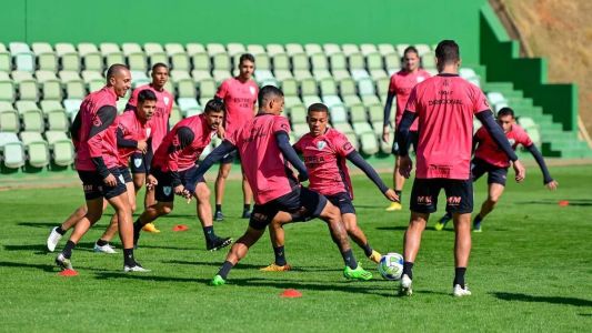 Jogadores do América durante treino na manhã desta quarta-feira no CT Lanna Drumond