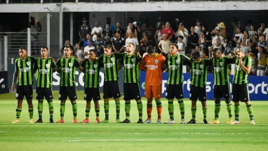 Jogadores do América em jogo contra o Santos, pela semifinal da Copinha