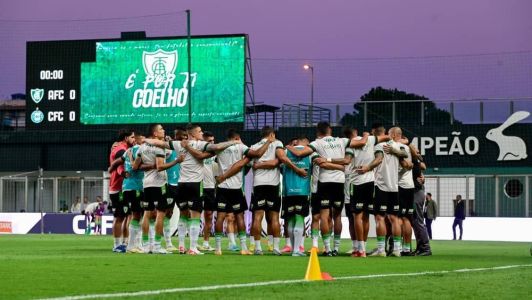 Jogadores do América reunidos durante partida pelo Campeonato Brasileiro