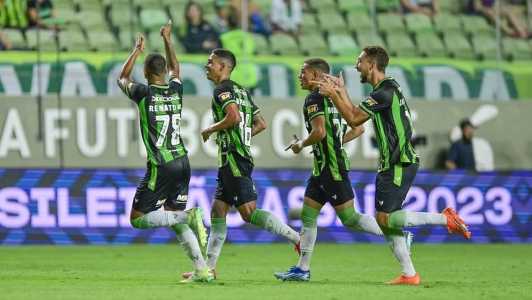 Jogadores do América em partida contra o Bahia