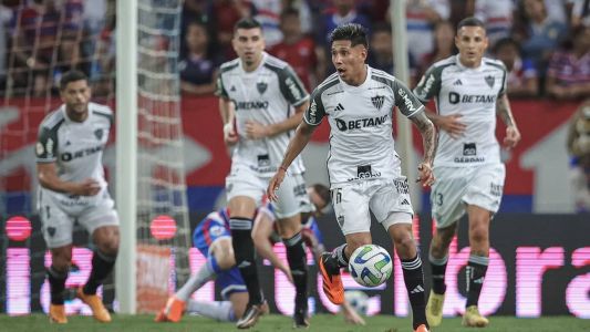 Jogadores do Atlético em derrota para o Fortaleza