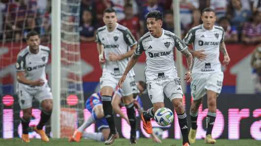 Jogadores do Atlético em derrota para o Fortaleza