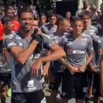 Jogadores do Atlético vão à porta do CT para conversa com organizada