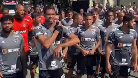 Jogadores do Atlético desceram até a porta da Cidade do Galo para ouvir membros da Galoucura