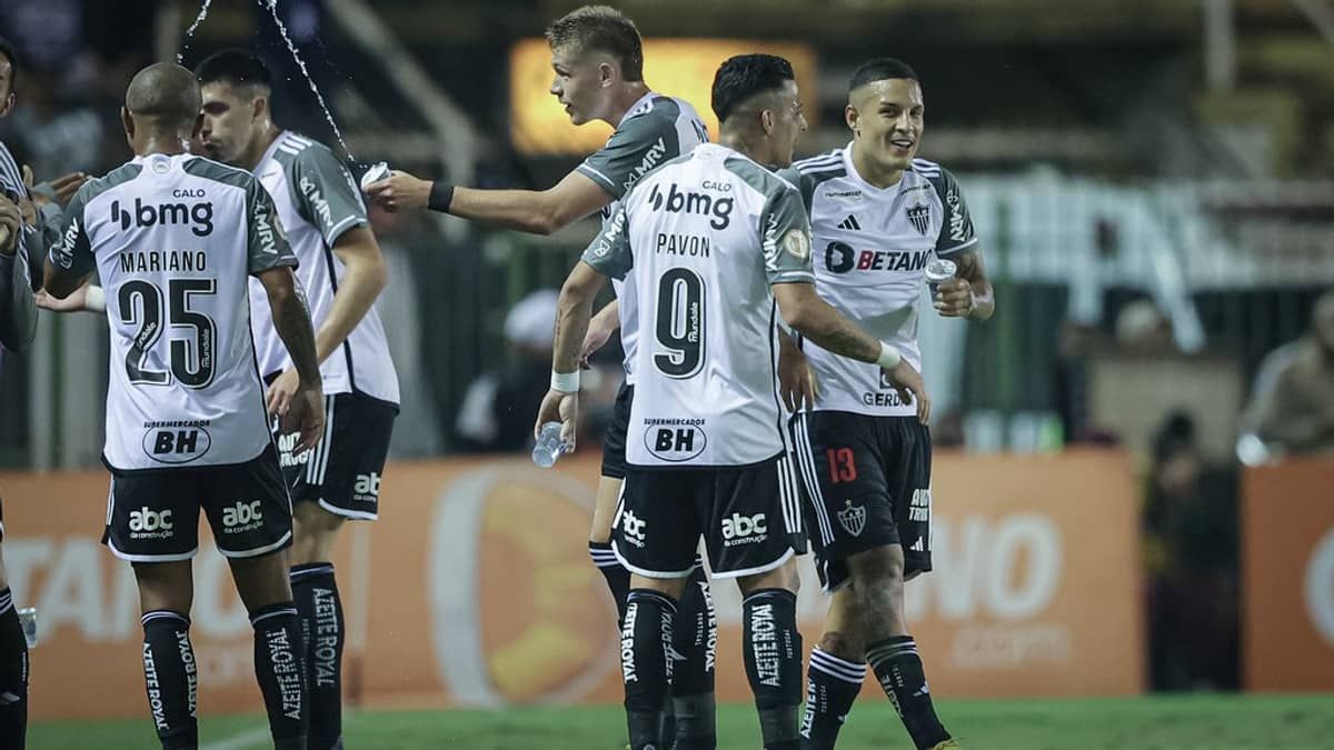Arana volta a ser titular e tem participação em gol do Atlético