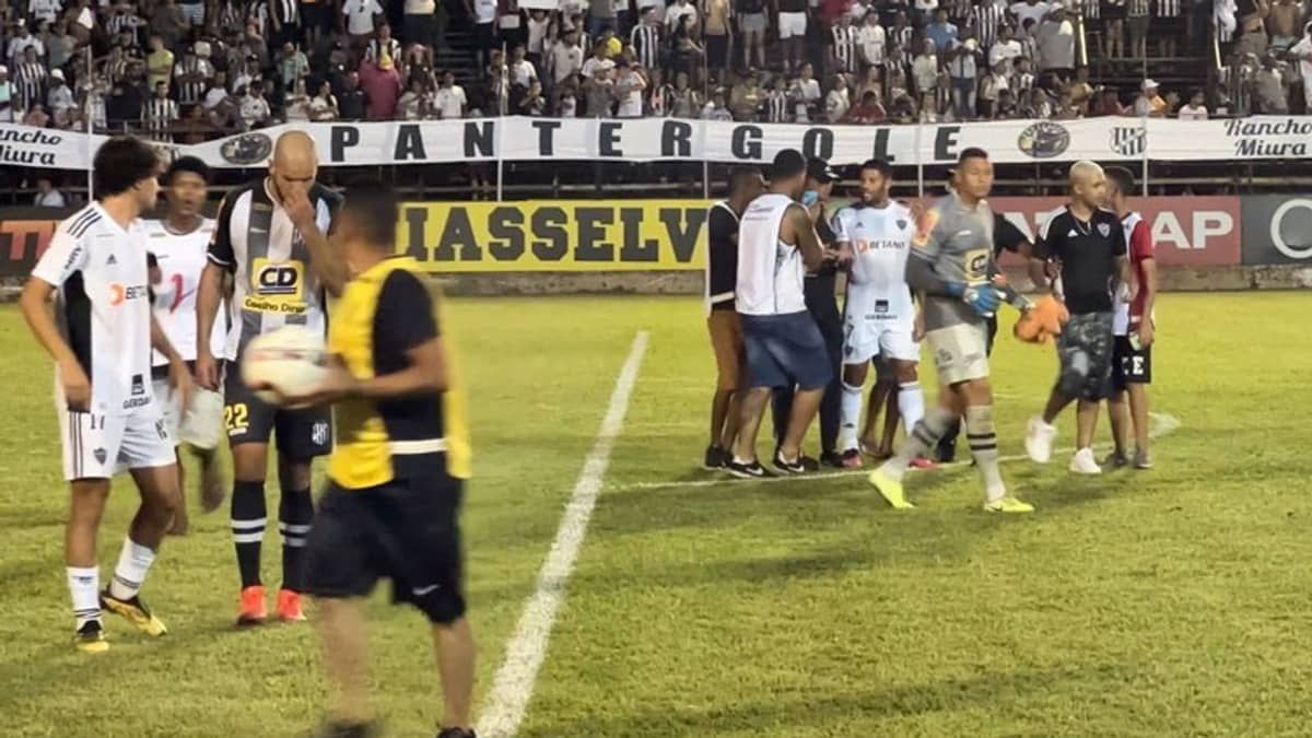 Jogo do Atlético em Valadares tem invasão e ação da PM com gás lacrimogêneo