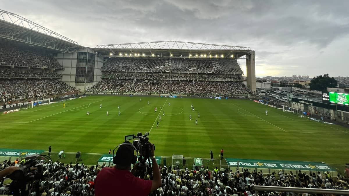 Tarde com cara de noite no Independência, faz jogadores do Atlético solicitarem acionamento de refletores da Arena