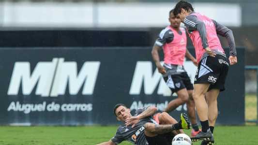 Jogadores do Atlético treinaram sob chuva nesta quinta-feira (5), na Cidade do Galo