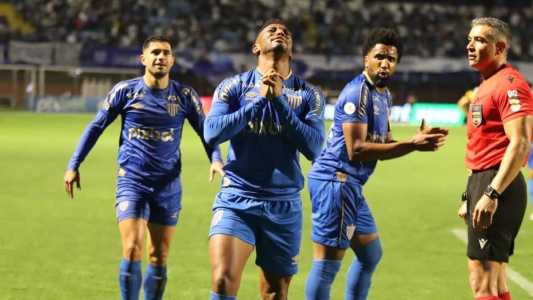 Jogadores do Avaí comemorando o gol da vitória diante da torcida