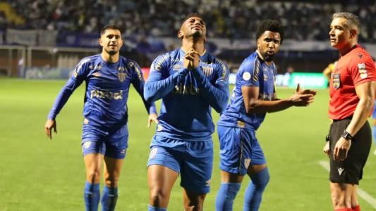 Jogadores do Avaí comemorando o gol da vitória diante da torcida