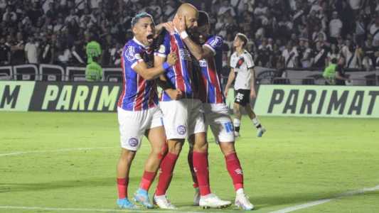 Jogadores do Bahia comemoram com Thaciano gol marcado pelo volante contra o Vasco em São Januário