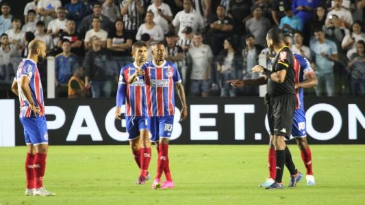 Jogadores do Bahia conversam com árbitro durante derrota para o Santos, na Vila Belmiro