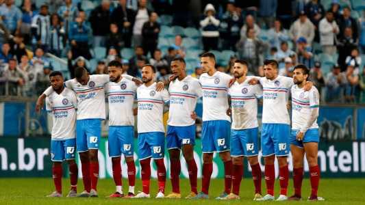Jogadores do Bahia durante a cobrança dos pênaltis, na Arena do Grêmio