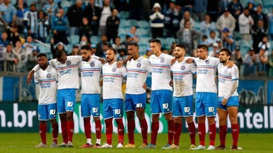 Jogadores do Bahia durante a cobrança dos pênaltis, na Arena do Grêmio