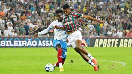 Jogadores do Bahia e do Fluminense em disputa no Maracanã