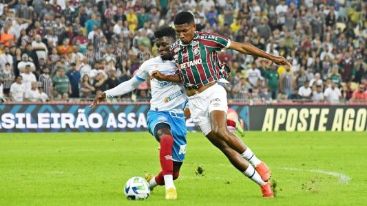 Jogadores do Bahia e do Fluminense em disputa no Maracanã